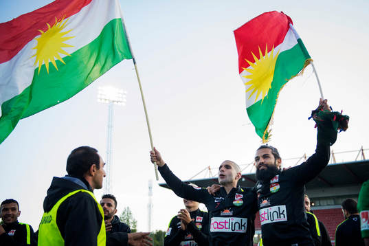 Dalkurds Rawez Lawan och Peshraw Azizi viftar med två kurdiska flaggor