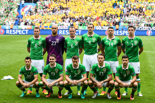 Irlands startelva ställer upp för en lagbild, övre raden