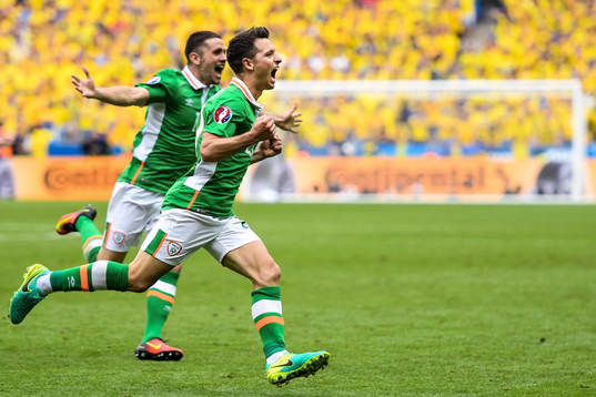 Irlands Wes Hoolahan jublar efter att han gjort 1-0 i fotbollsmatchen mellan Irland och Sverige