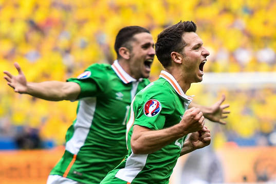 Irlands Wes Hoolahan jublar efter att han gjort 1-0 i fotbollsmatchen mellan Irland och Sverige