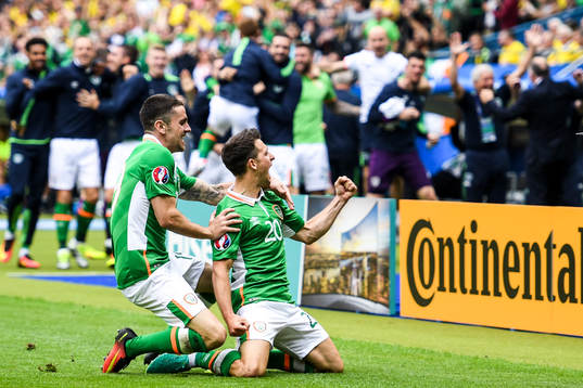 Irlands Wes Hoolahan jublar tillsammans med Glenn Whelan efter att han gjort 1-0 i fotbollsmatchen mellan Irland och Sverige