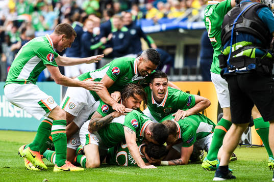Irlands spelare jublar efter 1-0 genom Wes Hoolahan i fotbollsmatchen mellan Irland och Sverige