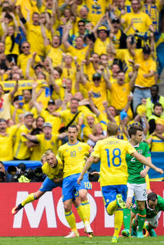 Sveriges John Guidetti och Zlatan Ibrahimovic jublar