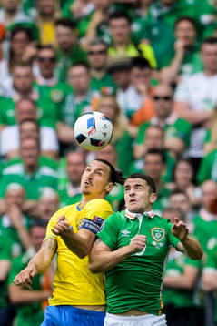Sveriges Zlatan Ibrahimovic i nickduell med Irlands Robbie Brady i fotbollsmatchen mellan Irland och Sverige