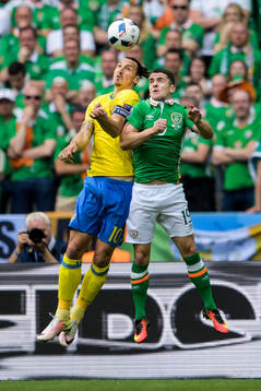 Sveriges Zlatan Ibrahimovic i nickduell med Irlands Robbie Brady i fotbollsmatchen mellan Irland och Sverige