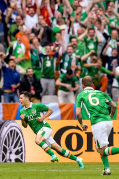 Irlands Wes Hoolahan jublar efter sitt 1-0 mål i fotbollsmatchen mellan Irland och Sverige