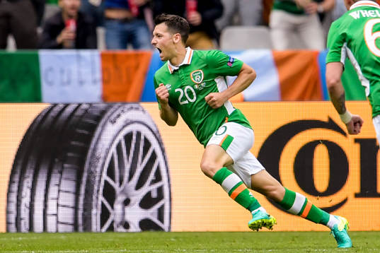 Irlands Wes Hoolahan jublar efter sitt 1-0 mål i fotbollsmatchen mellan Irland och Sverige