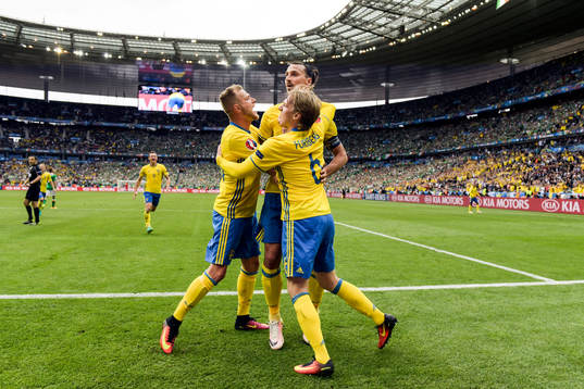 Sveriges John Guidetti och Emil Forsberg kramar om Zlatan Ibrahimovic som spelat in bollen på en Irländsk försvarare vilket resulterade i 1-1 i fotbollsmatchen mellan Irland och Sverige