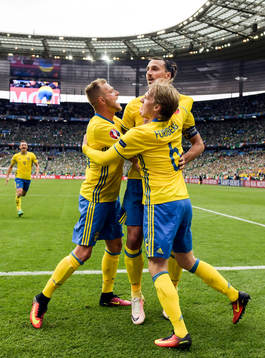 Sveriges John Guidetti och Emil Forsberg kramar om Zlatan Ibrahimovic som spelat in bollen på en Irländsk försvarare vilket resulterade i 1-1 i fotbollsmatchen mellan Irland och Sverige