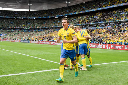 Sveriges Kim Källström jublar efter 1-1 genom ett självmål av Irland i fotbollsmatchen mellan Irland och Sverige