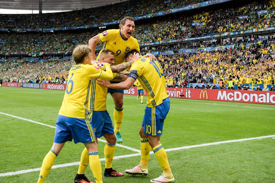 Sveriges John Guidetti, Kim Källström och Emil Forsberg kramar om Zlatan Ibrahimovic som spelat in bollen på en Irländsk försvarare vilket resulterade i 1-1 i fotbollsmatchen mellan Irland och Sverige