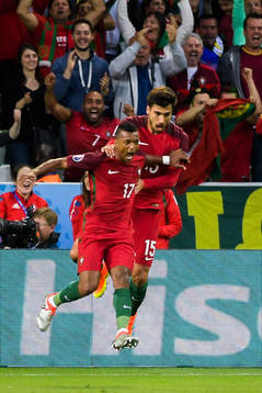 Portugals Nani och Andre Gomes jublar