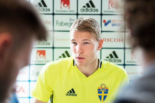 Oscar Lewicki vid Sveriges fotbollslandslags pressträff