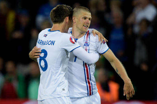 Islands Johann Gudmundsson och Birkir Bjarnason jublar efter  fotbollsmatchen mellan Portugal och Island