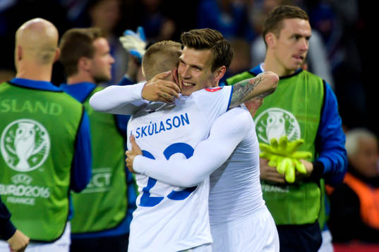 Islands Elmar Bjarnason och Ari Skulason jublar efter  fotbollsmatchen mellan Portugal och Island