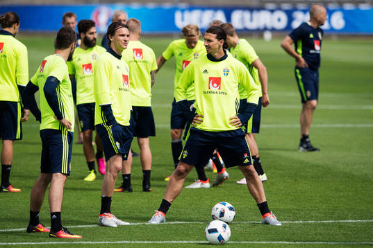 Albin Ekdal och Zlatan Ibrahimovic på Sveriges fotbollslandslags träning