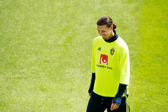 Zlatan Ibrahimovic skrattar på Sveriges fotbollslandslags