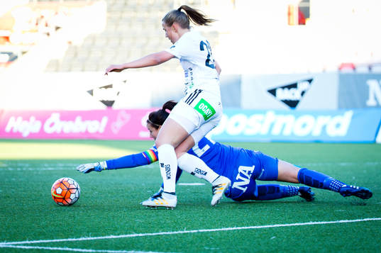 Piteås Klara Grahn och Örebros målvakt Carola Söberg