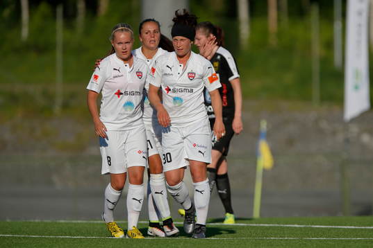 Rosengårds Ella Masar blir grattad efter sitt 0-1 mål