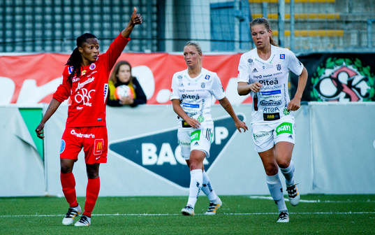 Örebros Ogonna Chukwudi gör tummen upp