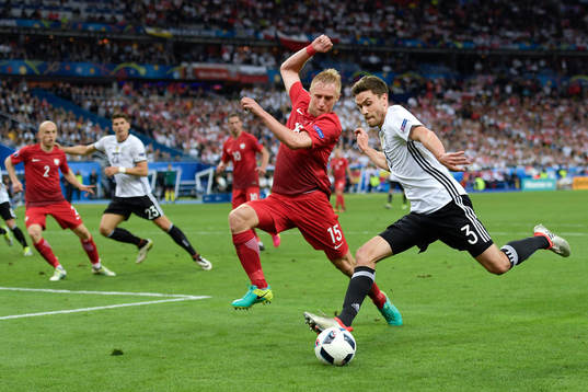 Polens Kamil Glik och Tysklands Jonas Hector i fotbollsmatchen mellan Tyskland och Polen