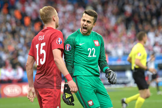 Polens Kamil Glik och målvakt Lukasz Fabianski jublar efter fotbollsmatchen mellan Tyskland och Polen