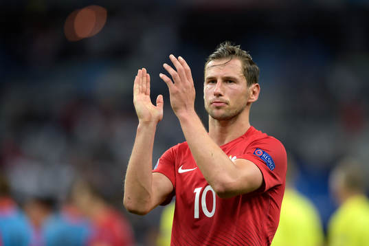 Polens Grzegorz Krychowiak tackar publiken efter fotbollsmatchen mellan Tyskland och Polen
