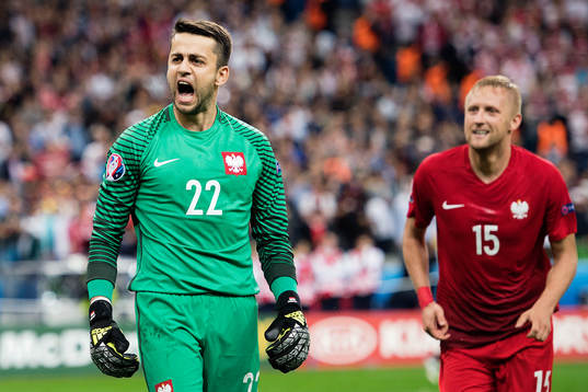 Polens målvakt Lukasz Fabianski jublar med Kamil Glik efter fotbollsmatchen mellan Tyskland och Polen