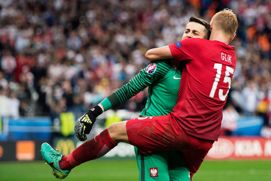 Polens målvakt Lukasz Fabianski och Kamil Glik jublar efter fotbollsmatchen mellan Tyskland och Polen