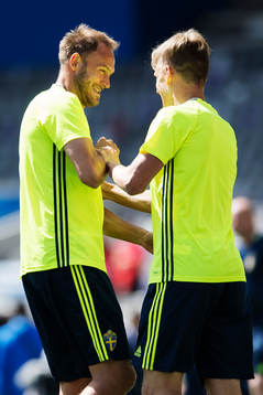 Andreas Granqvist och Pontus Wernbloom skojar med varandra på Sveriges fotbollslandslags träning