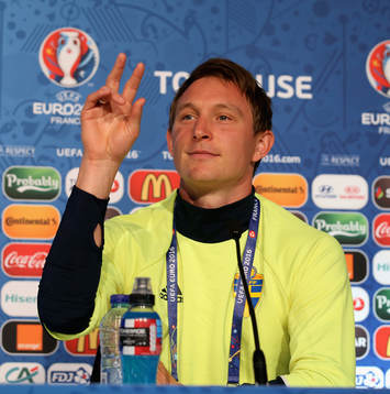 På denna handout-bild från UEFA ser vi Sveriges Kim Källström