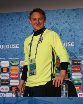 På denna handout-bild från UEFA ser vi Sveriges Kim Källström