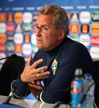 På denna handout-bild från UEFA ser vi Sveriges förbundskapten Erik Hamrén