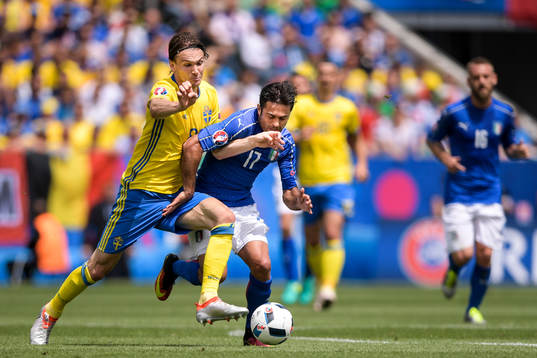 Sveriges Albin Ekdal i kamp med Italiens Eder i fotbollsmatchen mellan Italien och Sverige