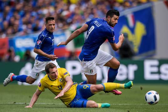 Sveriges Kim Källström och Italiens Graziano Pelle i