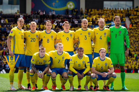 Sveriges spelare ställer upp för en lagbild