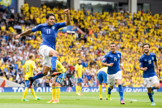Italiens Eder, Stefano Sturaro och Marco Parolo jublar efter 1-0 målet genom Eder  i fotbollsmatchen mellan Italien och Sverige