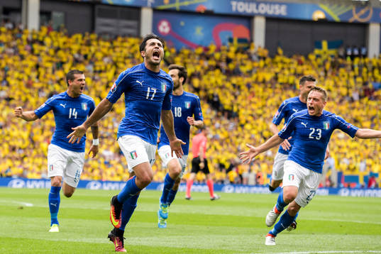 Italiens Eder jublar efter sitt 1-0 mål i fotbollsmatchen mellan Italien och Sverige