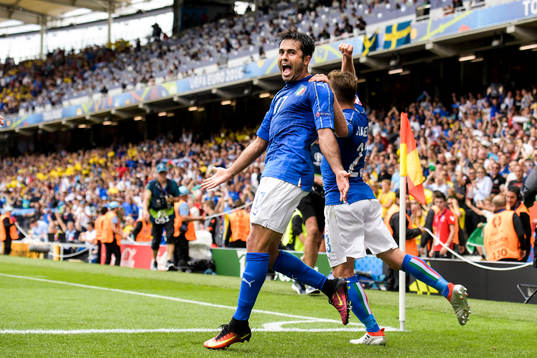 Italiens Eder jublar efter sitt 1-0 mål i fotbollsmatchen mellan Italien och Sverige
