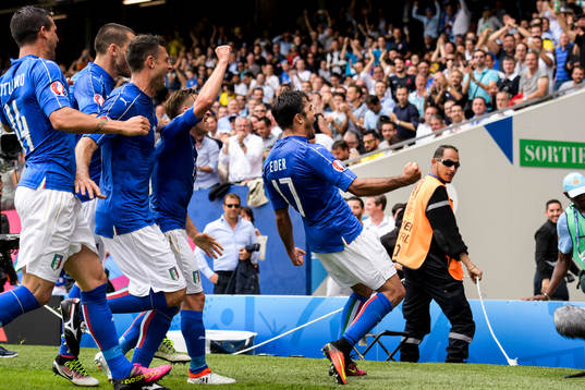 Italiens Eder (th) jublar efter sitt 1-0 mål i fotbollsmatchen mellan Italien och Sverige