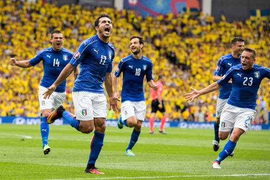 Italiens Stefano Sturaro, Eder, Marco Parolo och Emanuele Giaccherini jublar efter 1-0 målet genom Eder i fotbollsmatchen mellan Italien och Sverige