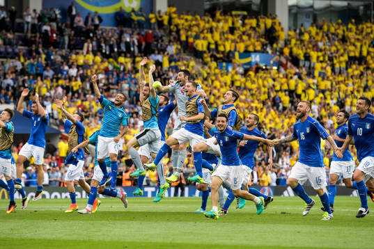 Italiens spelare jublar efter fotbollsmatchen mellan Italien och Sverige