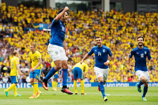 Italiens Eder, Stefano Sturaro och Marco Parolo jublar efter 1-0-målet i fotbollsmatchen mellan Italien och Sverige