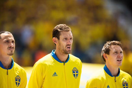 Sveriges Zlatan Ibrahimovic, målvakt Andreas Isaksson och