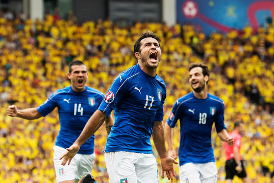 Italiens Stefano Sturaro, Eder och Marco Parolo jublar efter 1-0-målet i fotbollsmatchen mellan Italien och Sverige