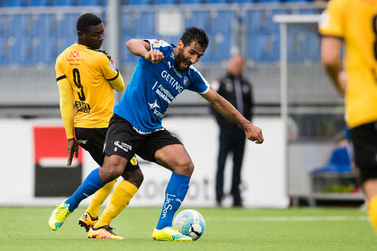 Frejs Oke Akpoveta i kamp om bollen med Halmstads Mohammed Ali Khan