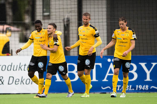 Frejs Oke Akpoveta (h) jublar tillsammans med sina lagkamrater efter att ha gjort 2-0 för Frej