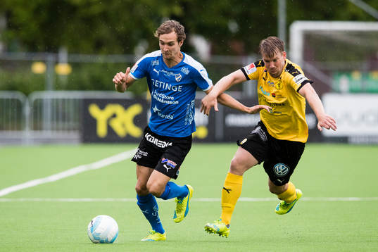 Halmstads Alexander Henningsson i kamp om bollen med Frejs Joakim Runnemo