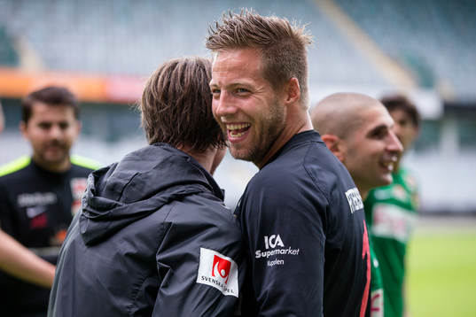 Dalkurds målvakt Frank Pettersson jublar ihop med Dusan Djuric
