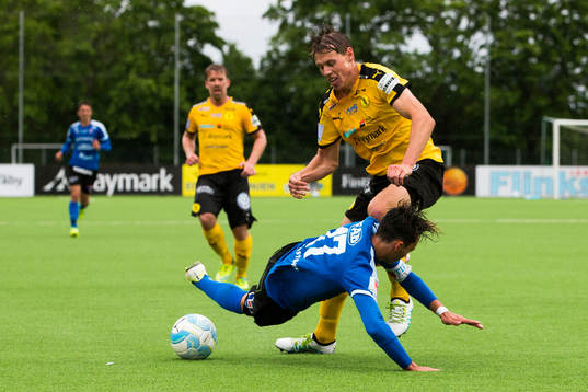 Halmstads Sead Haksabanovic går omkull i en duell med